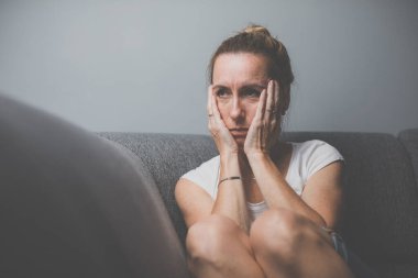 Depresyondaki orta yaşlı kadın evde üzgün, yalnız, endişeli (renkli tonlu görüntü))