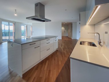 Kiralık daire, yeni kiracının taşınması için temizlendi ve hazır. Modern, parlak bir apartman dairesi, sahibine aylık pasif ve kiralık gelir sağlıyor.