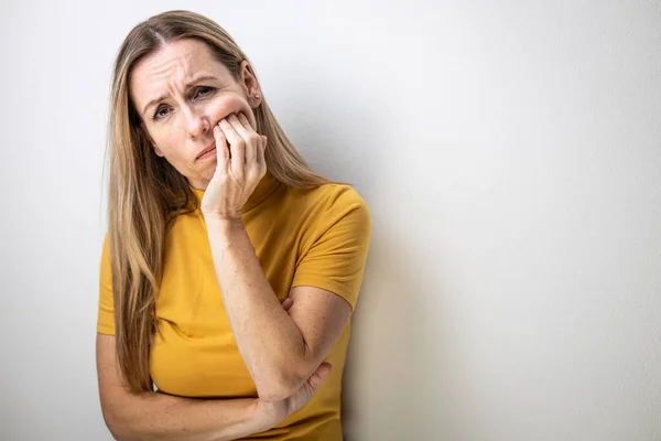 Medelålders Kvinna Som Vidrör Kinden Munnen Med Smärtsamt Uttryck Grund — Stockfoto