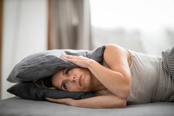 Uykusuz Kadın Kulaklarını Yastıkla Kapatıyor Gürültücü Komşular Kulak Çınlaması Uykusuzluk — Stok fotoğraf
