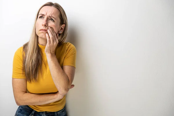 Medelålders Kvinna Som Vidrör Kinden Munnen Med Smärtsamt Uttryck Grund — Stockfoto