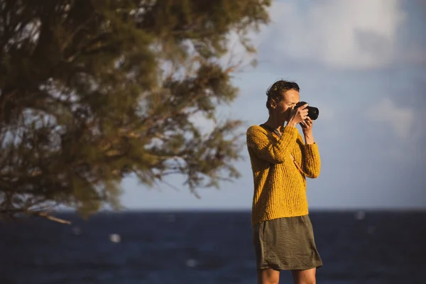 Pretty Young Woman Mirrorless Camera Taking Photos Sea — Stock Photo, Image
