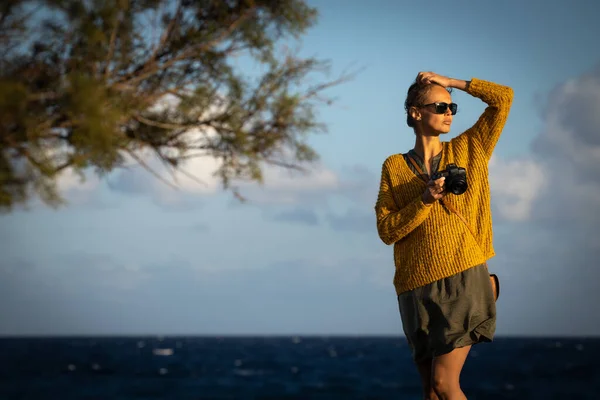 Pretty Young Woman Mirrorless Camera Taking Photos Sea — Stock Photo, Image