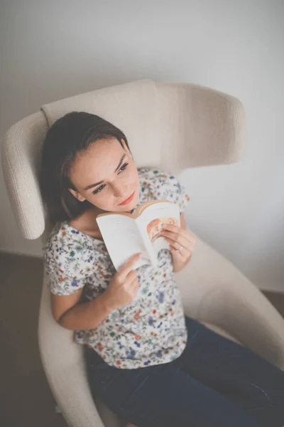 Linda Mujer Joven Leyendo Libro Una Silla Diseño Imagen Tonificada —  Fotos de Stock