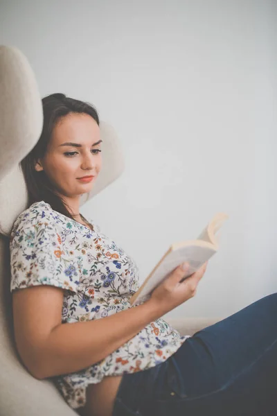 Linda Mujer Joven Leyendo Libro Una Silla Diseño Imagen Tonificada —  Fotos de Stock