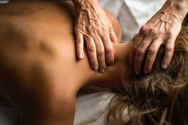 Massage Procedure Nek Hele Lichaam Massage Door Een Vrouwelijke Masseuse — Stockfoto