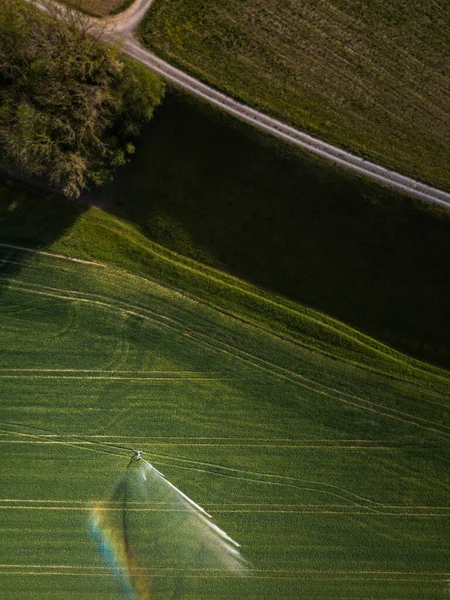 Terras Agrícolas Cima Imagem Aérea Campo Verde Exuberante Sendo Irrigado — Fotografia de Stock