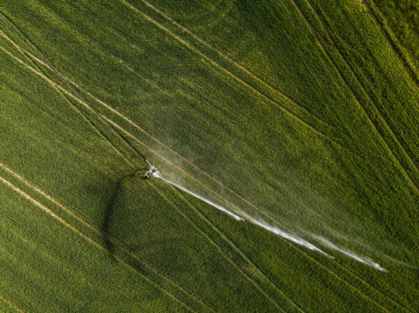 Terras Agrícolas Cima Imagem Aérea Campo Verde Exuberante Sendo Irrigado — Fotografia de Stock
