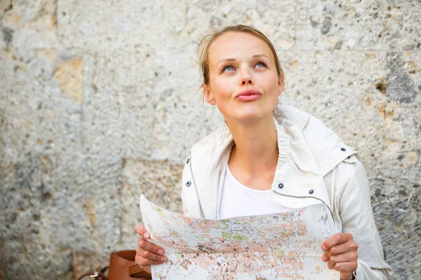 Kvinnlig Turist Med Karta Upptäcka Främmande Stad Grund Dof Färgtonad — Stockfoto