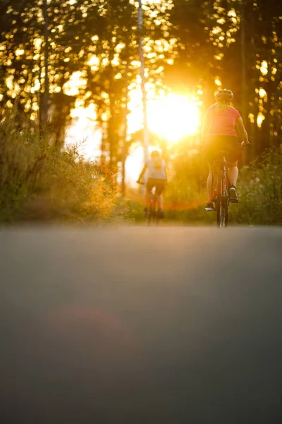 外で自転車に乗る幸せなカップル 健康的なライフスタイルの楽しいコンセプト 景色を楽しむ休憩を取る — ストック写真