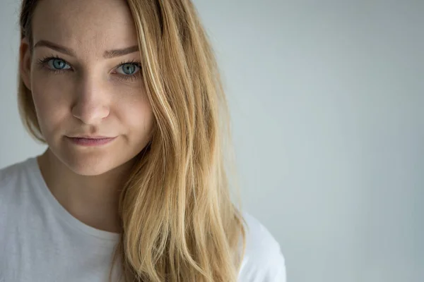 Mooie Jonge Vrouw Kijken Naar Camera Pensive Nadenken — Stockfoto