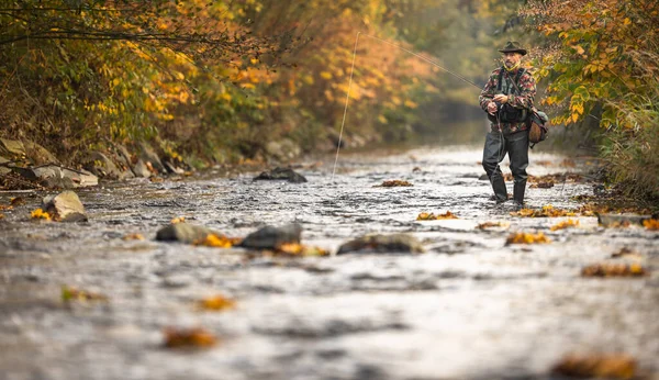 Pêcheur Mouche Pêche Mouche Sur Une Splendide Rivière Montagne — Photo