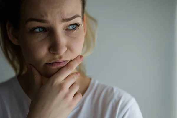 Ansioso Preoccupato Stressato Giovane Donna Cerca Pensoso Meditando Profondità Nei — Foto Stock