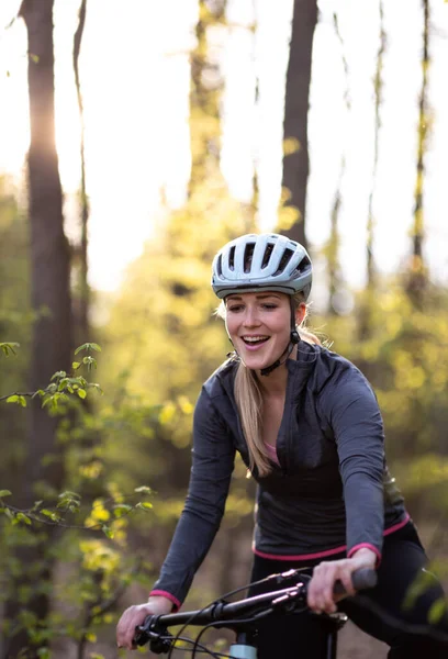 Mulher Bonita Jovem Com Sua Bicicleta Montanha Indo Para Passeio — Fotografia de Stock
