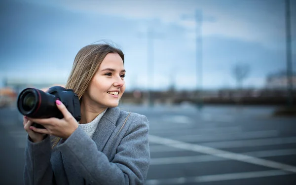 かなり 若い女性と一緒に写真を撮る彼女のプロのDslrカメラ — ストック写真