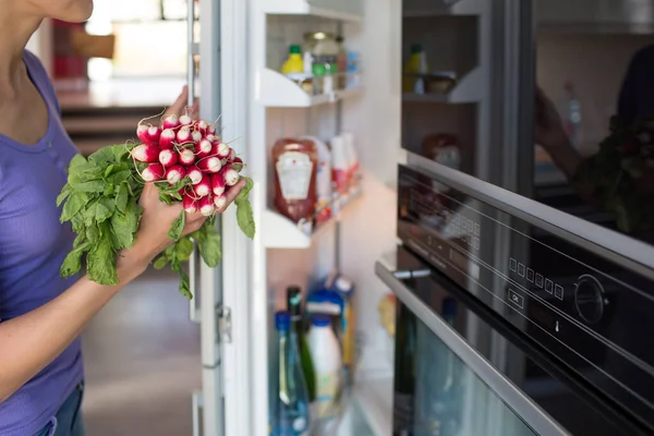 Mujer Bonita Joven Que Toma Verduras Frescas Nevera Estar Una — Foto de Stock