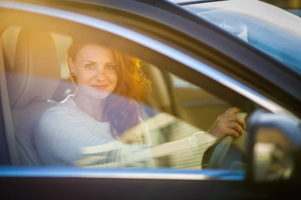 Mooie Jonge Vrouw Die Een Auto Bestuurt Uitnodiging Reizen Autoverhuur — Stockfoto