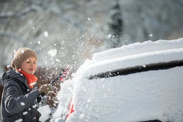 Pretty Young Woman Cleaning Her Car Snow Heavy Snowstorm Color — Stock Photo, Image