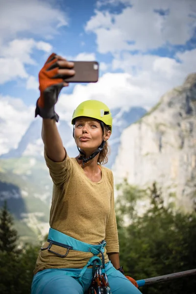 Bonita Mulher Alpinista Uma Ferrata Escalada Uma Rocha Alpes Suíços — Fotografia de Stock