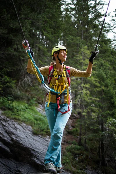 Bonita Mulher Alpinista Uma Ferrata Escalada Uma Rocha Alpes Suíços — Fotografia de Stock