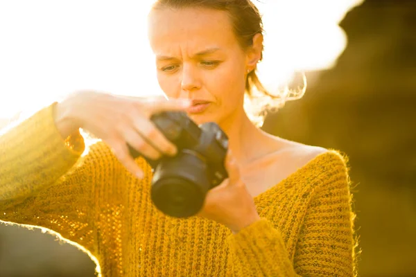 职业摄影师的概念 在温暖的黄昏阳光下 年轻女子用无镜像相机拍照的户外生活方式肖像 — 图库照片