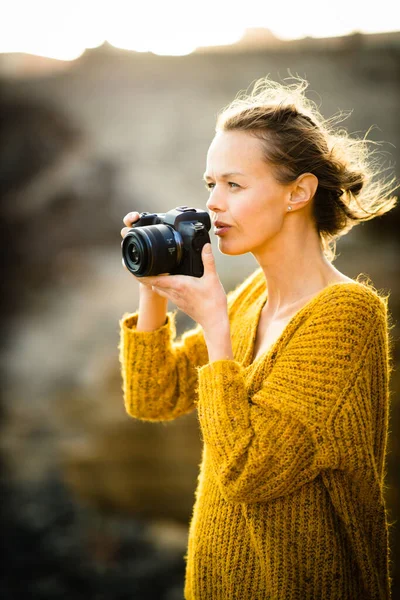 趣味写真家のコンセプト 暖かい夜の日差しの中で彼女のミラーレスカメラで写真を撮る若い女性の屋外ライフスタイルの肖像画 — ストック写真