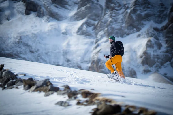 Wintersport Junger Mann Wandert Mit Schneeschuhen Schneebedeckten Hochgebirgen Bergauf — Stockfoto