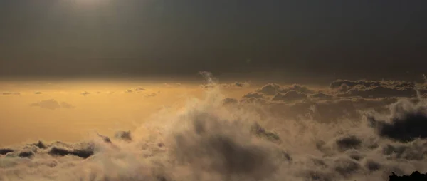 太陽が激しく輝く雲の上の空 地球の大気概念 — ストック写真