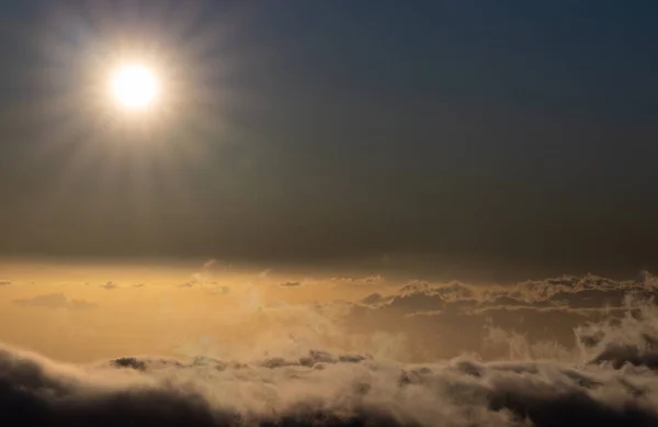 Niebo Nad Chmurami Intensywnie Świecące Słońcem Koncepcja Ziemskiej Atmosfery — Zdjęcie stockowe