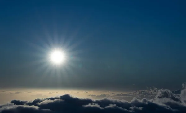 Gökyüzü Bulutların Üzerinde Yoğun Bir Şekilde Parlıyor Dünya Nın Atmosfer — Stok fotoğraf