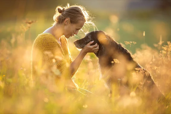 Mulher Bonita Jovem Com Seu Grande Cão Preto Lindo Prado — Fotografia de Stock