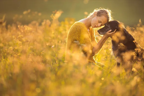 Jolie Jeune Femme Avec Son Grand Chien Noir Sur Une — Photo