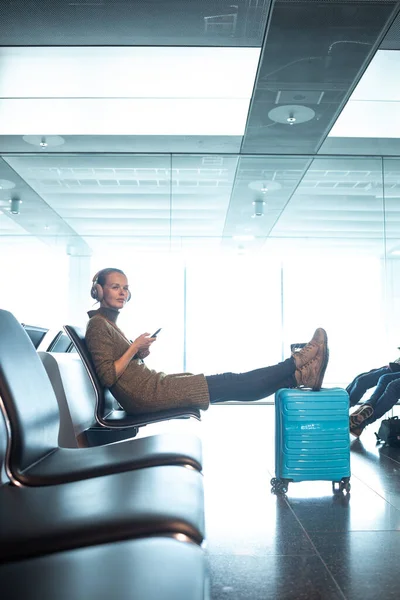 Een Vrouwelijke Reiziger Wachtend Haar Vlucht Boarding Tijd Bij Poort — Stockfoto