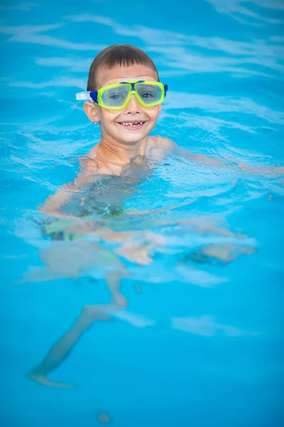 Niedlicher Kleiner Junge Schwimmbad — Stockfoto