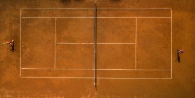 Tenis oyuncuları sahada. Tepeden geniş açı görünümü ve çokça kopyalanmış boşluk