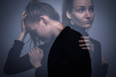 Depresyondaki orta yaşlı kadın evde üzgün, yalnız, endişeli hissediyor (renk tonlu görüntü; çift pozlama)