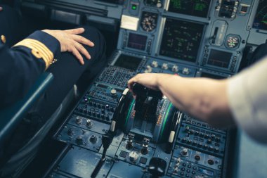 Pilotun eli kalkış sırasında ticari bir uçak kokpitinde gaz pedalında hızlanıyor.