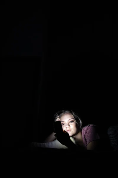 Tinédzser Lány Használja Mobilját Egy Sötét Hálószobában Éjszaka — Stock Fotó