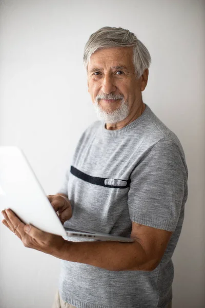 Senior Man Med Modern Bärbar Dator Använder Datorn Utan Problem — Stockfoto