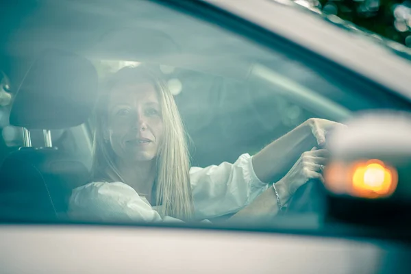 Pretty Midle Aged Woman Steering Wheel Her Car Commuting Work — Stock Photo, Image