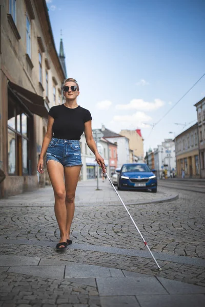 盲女走在城市街道上 用她的白色手杖更好地在城市空间中航行 安全地到达目的地 — 图库照片