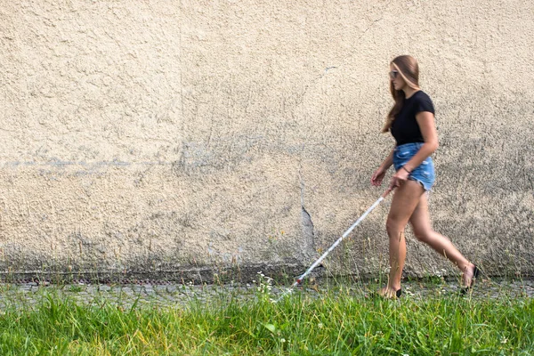 Τυφλή Γυναίκα Περπατά Στους Δρόμους Της Πόλης Χρησιμοποιεί Άσπρο Μπαστούνι — Φωτογραφία Αρχείου