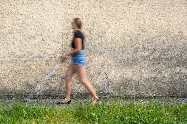 Donna Cieca Che Cammina Strade Della Città Usando Suo Bastone — Foto Stock
