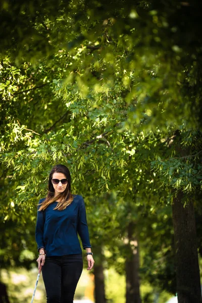 Mujer Ciega Caminando Por Las Calles Ciudad Usando Bastón Blanco —  Fotos de Stock