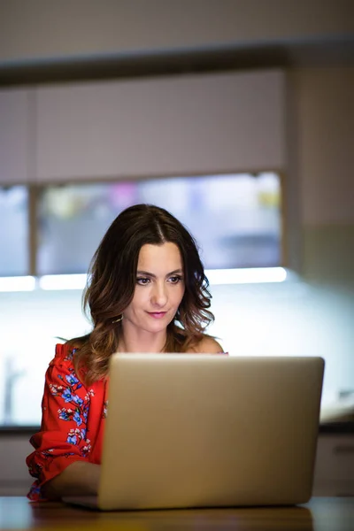 Hübsche Frau Mittleren Alters Bei Einer Virtuellen Weinprobe Dinner Event — Stockfoto