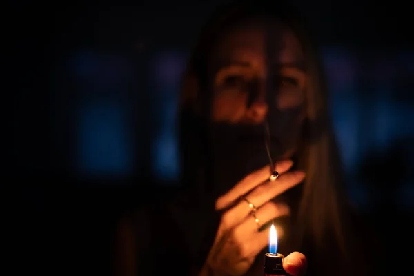 Mulher Meia Idade Acendendo Cigarro Casa Recebendo Sua Dose Diária — Fotografia de Stock