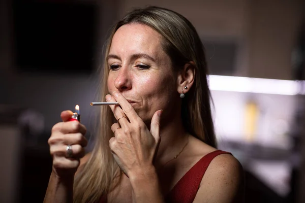 Mulher Meia Idade Acendendo Cigarro Casa Recebendo Sua Dose Diária — Fotografia de Stock