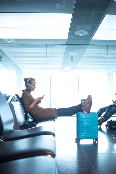 Uma Mulher Viajante Espera Seu Tempo Voo Portão Aeroporto Moderno — Fotografia de Stock