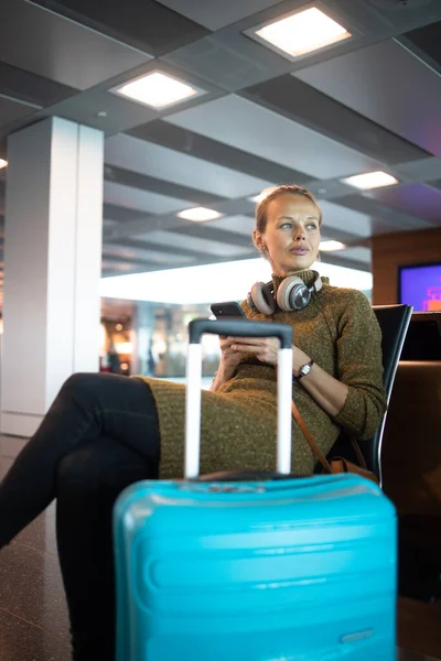 Uma Mulher Viajante Espera Seu Tempo Voo Portão Aeroporto Moderno — Fotografia de Stock