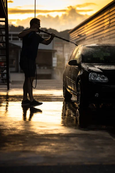 年轻人在手工洗车时小心地清洗他心爱的车 以防止损坏 并妥善地详细说明 — 图库照片